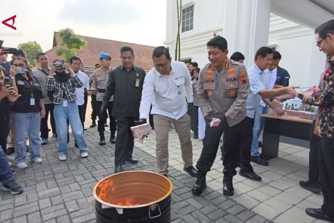 Polresta Solo dan BI musnahkan 12.270 lembar uang palsu