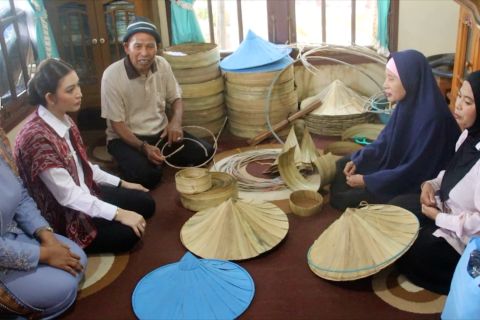 Selvi Ananda tinjau produk kerajinan lansia Kampung Caping Pontianak