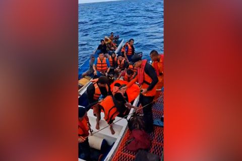 SAR Ambon selamatkan 13 penumpang kapal dihantam cuaca buruk
