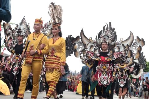Pawai Budaya Isen Mulang semarakkan Hari Jadi Kalteng