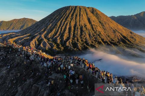 Warga Suku Tengger persembahkan sesaji hasil bumi ke kawah Bromo saat Yadnya Kasada