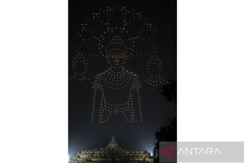 Ratusan drone membentuk formasi perjalanan hidup Siddhartha Gautama di Borobudur