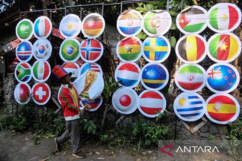 Warga pasang dekorasi bendera negara peserta Piala Dunia 2026 di Solo