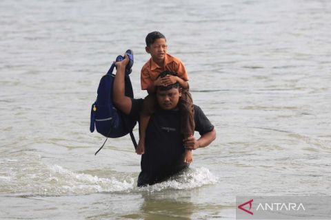 Siswa menyeberangi sungai untuk ke sekolah di Aceh Barat