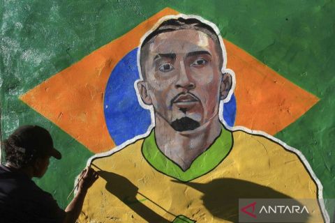 Pemuda Kota Jayapura hias permukiman dengan mural Piala Dunia 2026