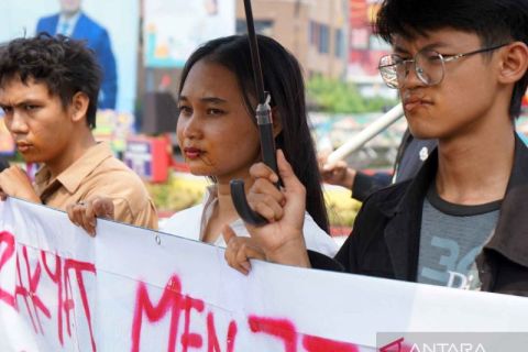 Aksi jahit mulut mahasiswa tuntut stabil nilai tukar rupiah di Lampung