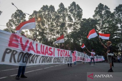 Aksi tuntut evaluasi program MBG terkait kasus korupsi di BGN