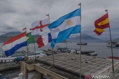 Sambut Piala Dunia 2026 dengan kibarkan bendera negara peserta di Ternate