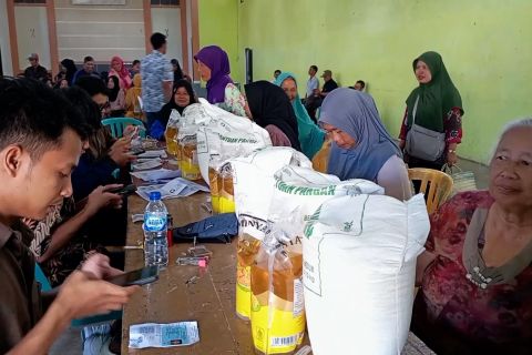 107.255 Warga Temanggung terima bantuan beras dan minyak