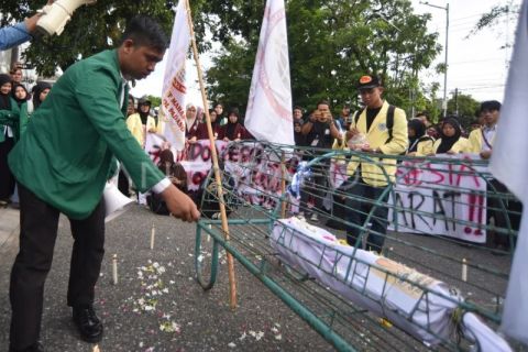 Aksi unjuk rasa di Padang