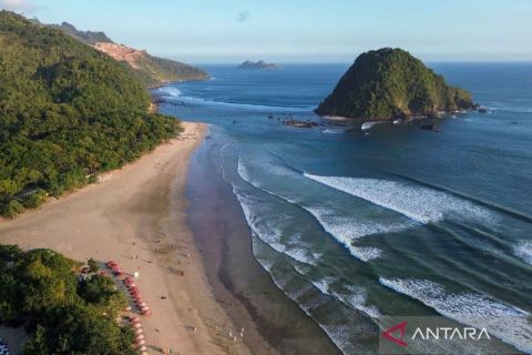 Melihat keindahan destinasi wisata Pantai Pulau Merah di Pesanggaran