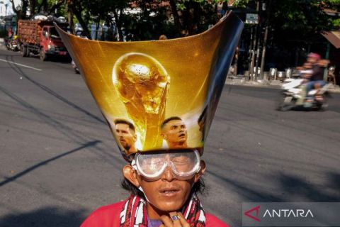 Supeltas berkostum ala suporter piala dunia