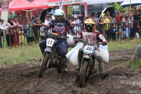 Tradasi balapan pemanol gabah di Banyuwangi