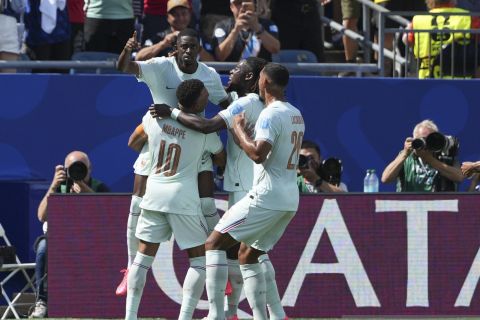 Hattrick Dembele bawa Prancis puncaki Grup I