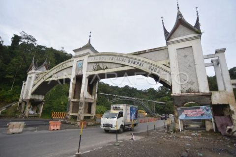 Progres perbaikan jalan pascabencana di Lembah Anai