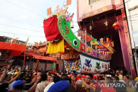 Warga Tionghoa arak replika tongkang jelang ritual bakar tongkang di Bagansiapiapi