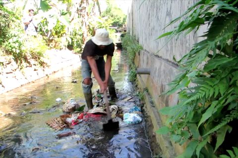 Langkah aktivis lingkungan jaga sungai Jember tetap bersih