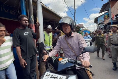 Naik motor listrik, Gibran tinjau program prioritas di Asmat