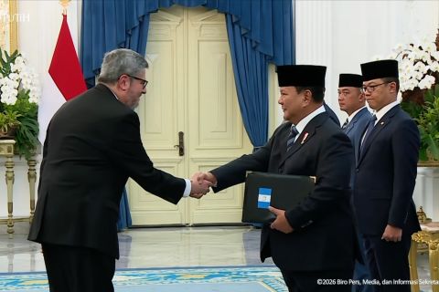 Prabowo terima surat kepercayaan 9 dubes, tegaskan prinsip bebas aktif