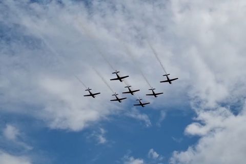Atraksi udara Jupiter Aerobatic Team TNI AU pukau warga Banjarbaru
