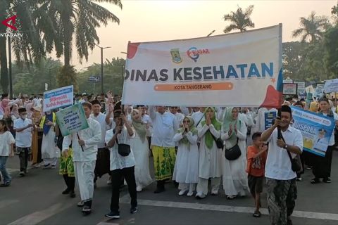 Gerak jalan sarungan di Tangerang perkuat akhlak dan ekonomi warga