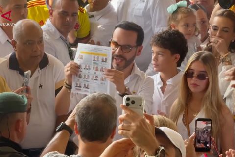 De la Espriella, Cepeda maju ke putaran kedua Pilpres Kolombia