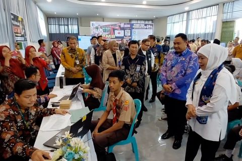 Gubernur Jawa Timur tinjau verifikasi SPMB di Madiun