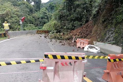 Lembah Anai longsor, polisi imbau warga beralih ke jalur alternatif