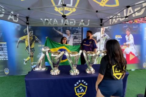 Para penggemar Piala Dunia berkumpul di Festival Penggemar FIFA di LA