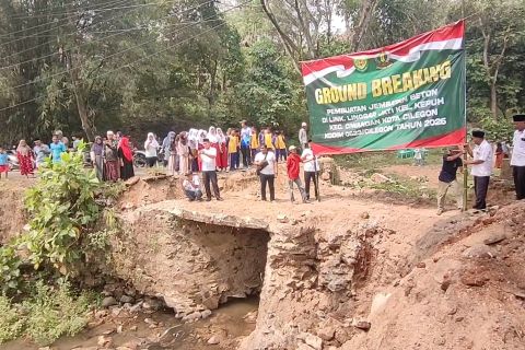 Pembangunan jembatan di Linggar Jati, Cilegon putus isolasi warga