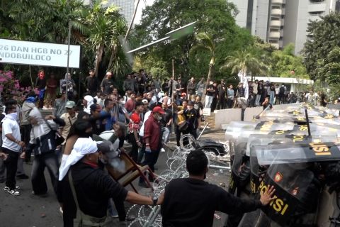 Proses eksekusi pengosongan Hotel Sultan diwarnai kericuhan