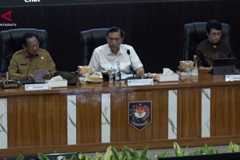 Rapat dengan Kemendagri, Luhut: digitalisasi bansos menghemat anggaran