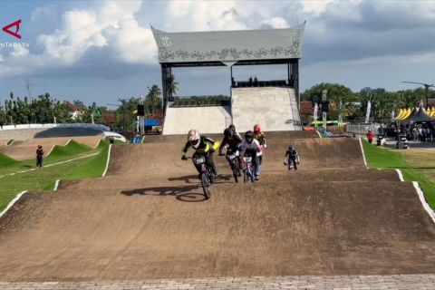 Ratusan pembalap adu cepat di ajang Banyuwangi BMX Supercross 2026