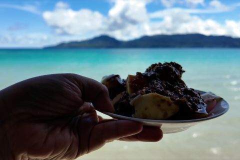 Rujak Natsepa, warisan rasa yang dijaga perempuan Maluku