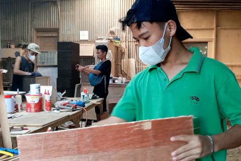 Rupiah melemah, pengusaha kerajinan Temanggung genjot penjualan daring