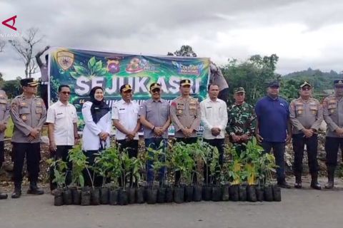 Peringatan HUT Bhayangkara, Polres Agam tanam ratusan bibit pohon