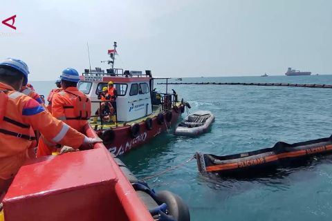 Simulasi penanganan darurat antisipasi kebocoran pipa BBM di laut