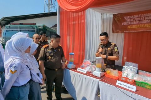 Pelajar Batang diajak saksikan pemusnahan barang bukti kejahatan