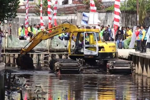 Cegah banjir, PUPR normalisasi parit primer di Pontianak