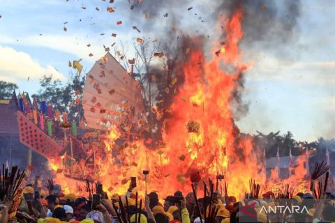 Warga Tionghoa di Riau rayakan sejarah leluhur dengan ritual Bakar Tongkang