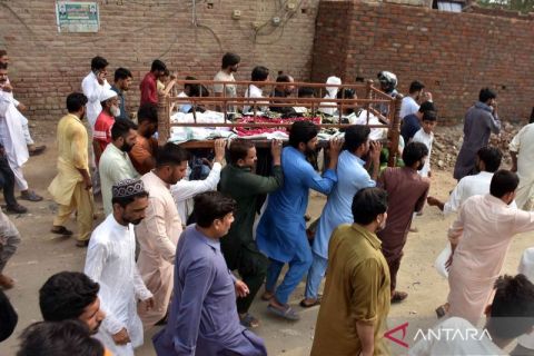 Atap gedung bimbingan belajar di Pakistan ambruk renggut nyawa 14 anak