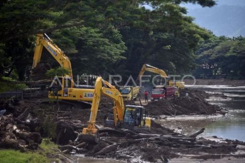Pembersihan material banjir bandang di Batang Air Dingin