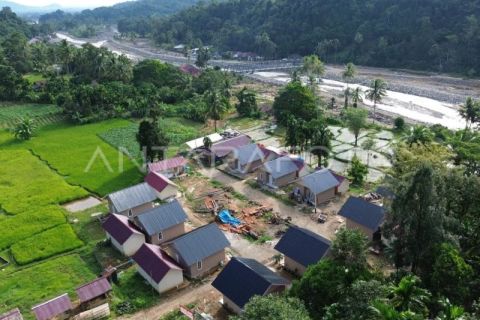 Percepatan pembangunan huntap di Padang