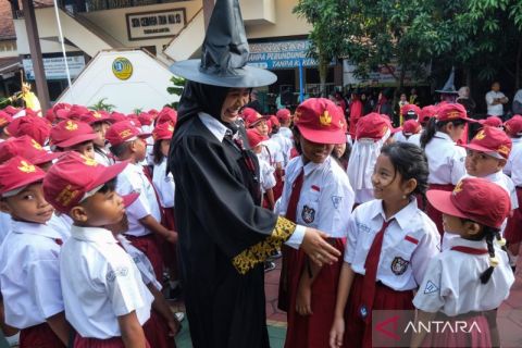Keseruan hari pertama masuk sekolah di berbagai daerah