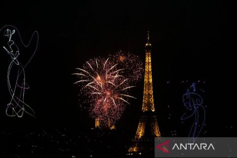 Kembang api terangi Menara Eiffel saat perayaan Bastille Day&nbsp;