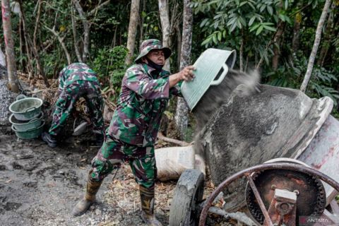 TNI bantu warga bangun jalan desa