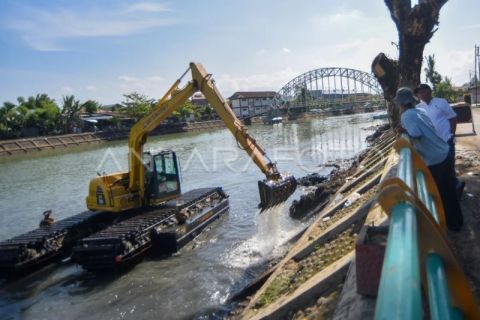 Pengerukan sedimentasi Sungai Batang Arau Padang