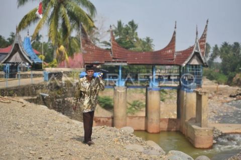 Debit air sungai menyusut di Padang