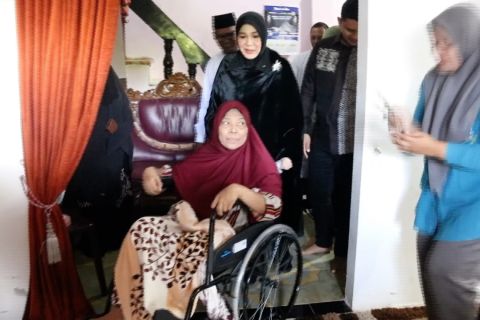 Pemko Banda Aceh tingkatkan layanan sosial lewat bantuan kursi roda