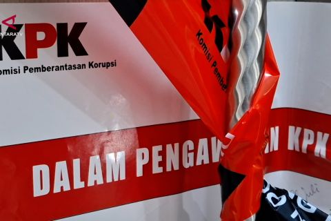 Diperiksa 11 jam usai kena OTT, Bupati Lombok Barat dibawa ke KPK